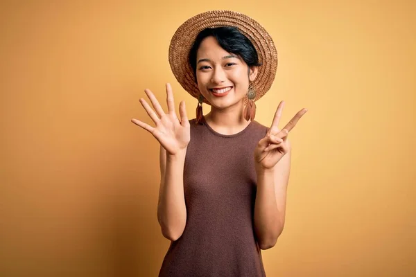 Jovem Bela Ásia Menina Vestindo Casual Shirt Chapéu Sobre Isolado — Fotografia de Stock