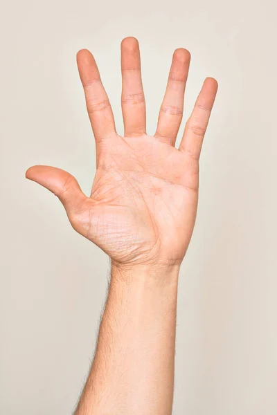 Hand Van Blanke Jongeman Met Vingers Geïsoleerde Witte Achtergrond Tellend — Stockfoto