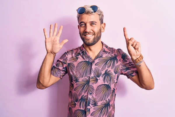 Knappe Blonde Man Vakantie Met Casual Shirt Zonnebril Roze Achtergrond — Stockfoto