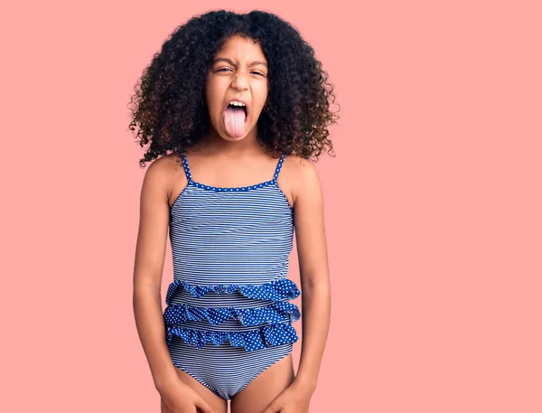 Niño Afroamericano Con Pelo Rizado Usando Trajes Baño Sacando Lengua — Foto de Stock