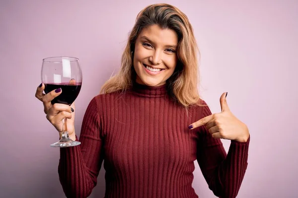 Giovane Bella Donna Bionda Bere Glasse Vino Rosso Sfondo Rosa — Foto Stock