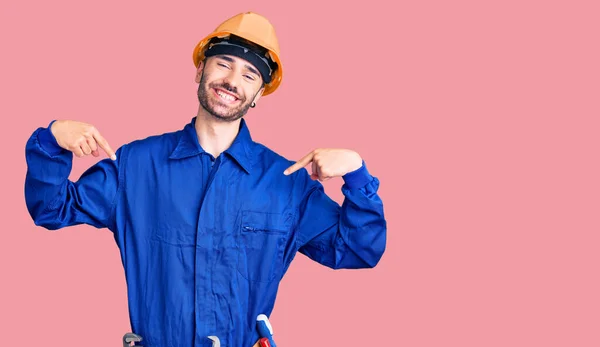 Jovem Hispânico Vestindo Uniforme Trabalhador Olhando Confiante Com Sorriso Rosto — Fotografia de Stock