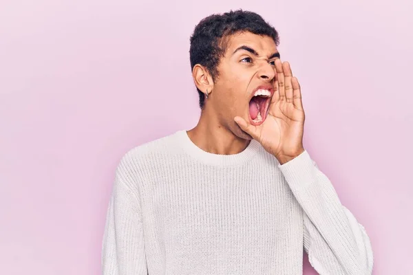 Jovem Afro Americano Vestindo Roupas Casuais Gritando Gritando Alto Para — Fotografia de Stock