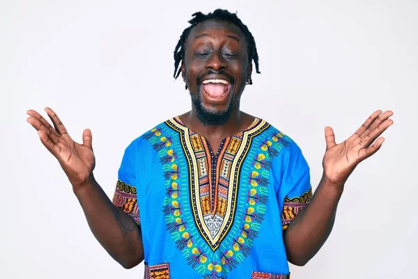 Joven Hombre Afroamericano Con Trenzas Con Camiseta Tradicional Africana Celebrando — Foto de Stock