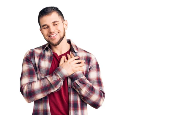 Ung Stilig Man Klädd Avslappnad Skjorta Leende Med Händerna Bröstet — Stockfoto