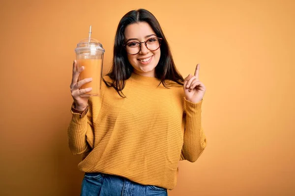 Giovane Donna Bruna Che Beve Succo Arancia Fresco Dalla Bottiglia — Foto Stock