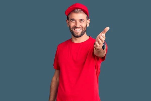 Mladý Pohledný Blonďatý Muž Tričku Čepici Přátelsky Usmívající Nabízející Pozdrav — Stock fotografie