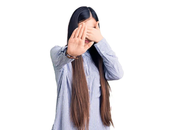 Junge Schöne Chinesin Lässigem Hemd Das Die Augen Mit Den — Stockfoto