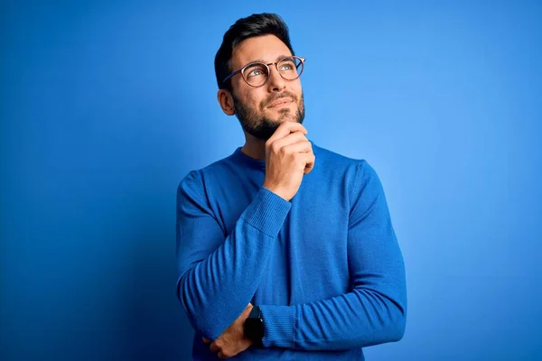 Joven Hombre Guapo Con Barba Vistiendo Suéter Casual Gafas Sobre —  Fotos de Stock