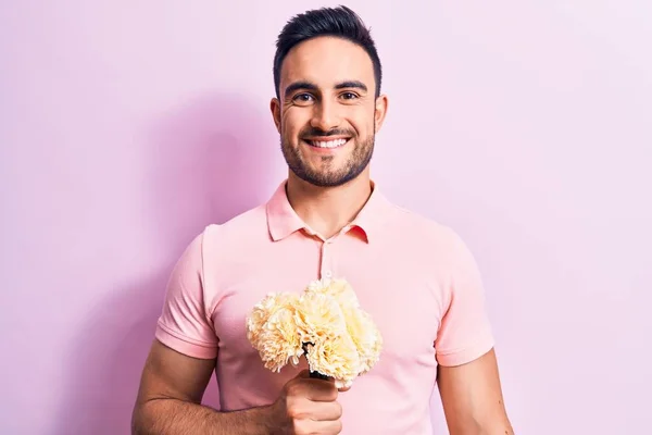 Jovem Homem Romântico Bonito Com Barba Segurando Buquê Flores Sobre — Fotografia de Stock