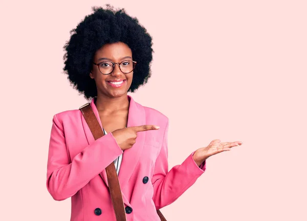 Jonge Afrikaans Amerikaanse Vrouw Draagt Zakelijke Kleding Leren Tas Verbaasd — Stockfoto