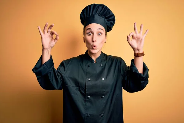 Die Junge Schöne Köchin Kochuniform Und Hut Die Vor Gelbem — Stockfoto