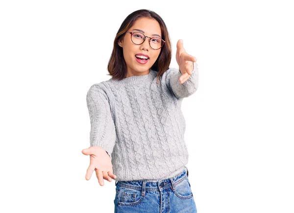 Menina Chinesa Bonita Nova Vestindo Roupas Casuais Sorrindo Alegre Oferecendo — Fotografia de Stock