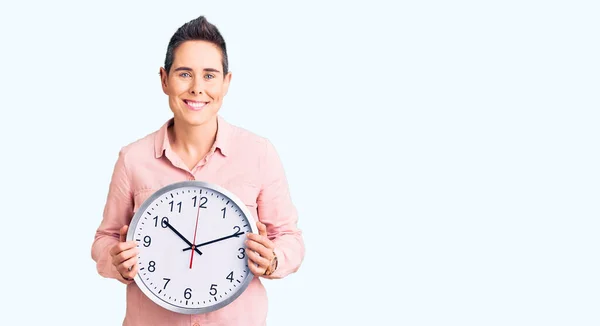 Jonge Vrouw Met Kort Haar Houden Grote Klok Kijken Positief — Stockfoto