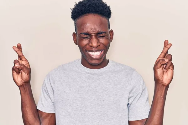 Junger Afrikanisch Amerikanischer Mann Lässiger Kleidung Gestikuliert Mit Erhobenem Zeigefinger — Stockfoto