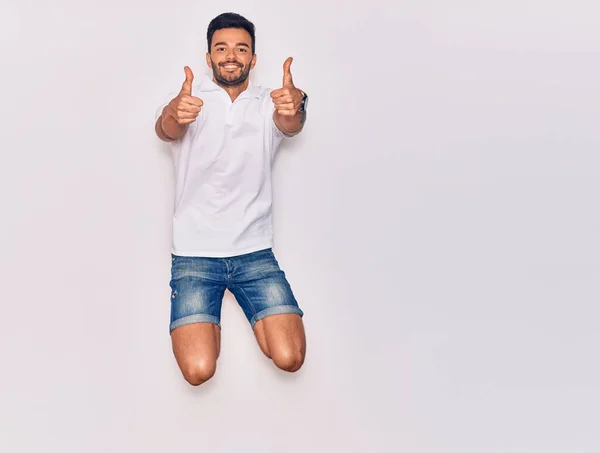 Homem Hispânico Bonito Jovem Vestindo Roupas Casuais Sorrindo Feliz Saltando — Fotografia de Stock