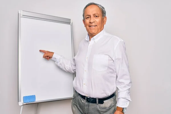 Senior Guapo Hombre Negocios Pelo Gris Haciendo Presentación Utilizando Tablero — Foto de Stock