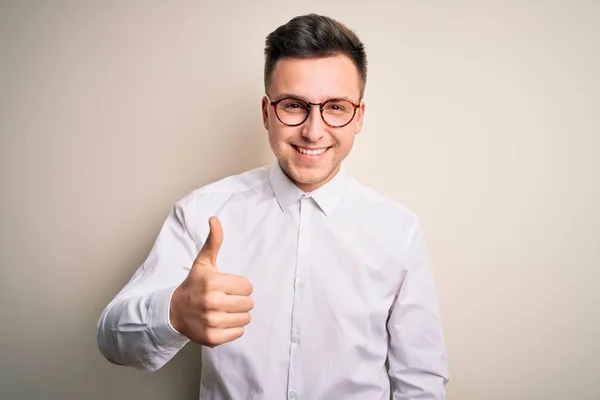 Jovem Mas Bonito Negócio Vestindo Óculos Camisa Elegante Sobre Fundo — Fotografia de Stock