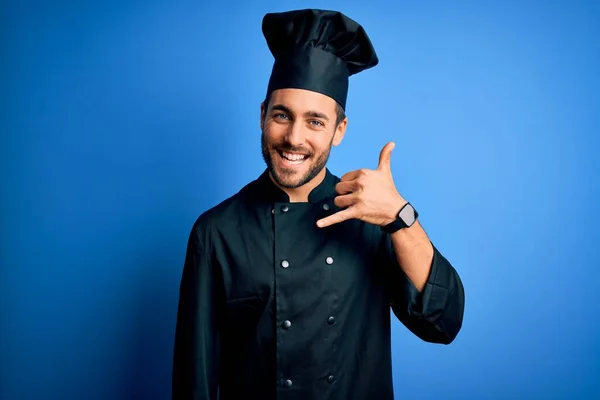 Jonge Knappe Chef Kok Met Baard Cooker Uniform Hoed Blauwe — Stockfoto