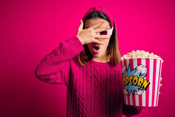 Giovane Bella Ragazza Guardando Film Utilizzando Occhiali Mangiare Scatola Con — Foto Stock