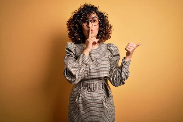 Hermosa Mujer Árabe Negocios Con Vestido Gafas Pie Sobre Fondo — Foto de Stock