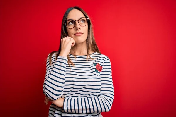 Jonge Mooie Blonde Vrouw Met Blauwe Ogen Met Een Bril — Stockfoto