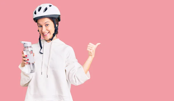 Bisiklet Kaskı Takmış Elinde Şişesi Olan Güzel Esmer Bir Kadın — Stok fotoğraf