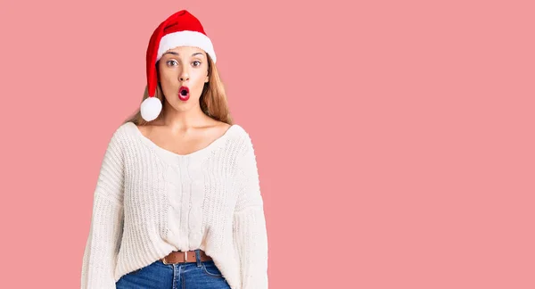 Schöne Junge Frau Mit Weihnachtsmütze Erschrocken Und Erstaunt Mit Offenem — Stockfoto