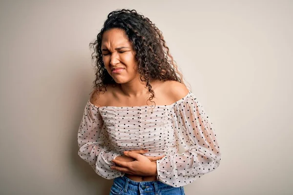 Jonge Mooie Vrouw Met Krullend Haar Draagt Casual Shirt Staan — Stockfoto