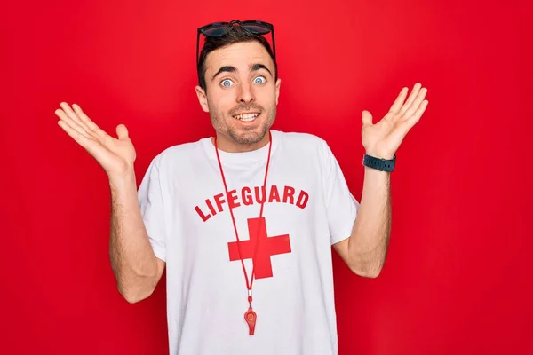 Guapo Salvavidas Con Camiseta Con Cruz Roja Silbato Sobre Fondo —  Fotos de Stock