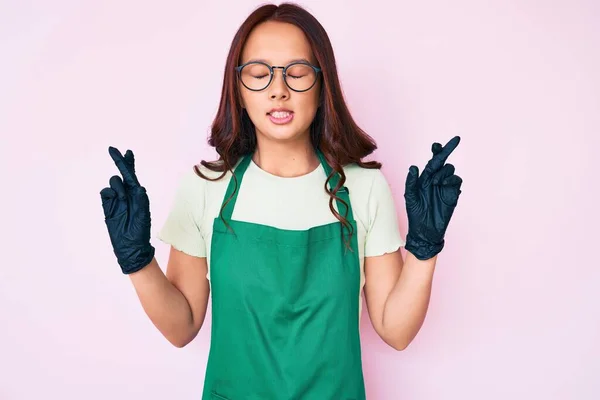 Ung Vacker Kinesisk Flicka Bär Renare Förkläde Gestikulerande Finger Korsade — Stockfoto