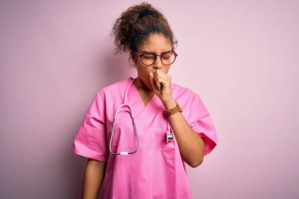 청진기를 아프리카계 미국인 간호사가 감기나 기관지염의 증상으로 기침을 — 스톡 사진