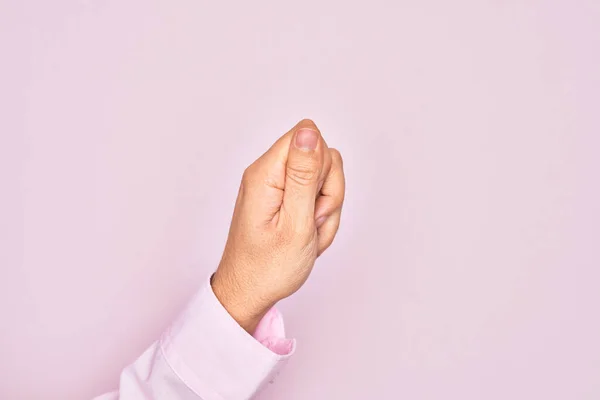 Рука Кавказького Молодого Чоловіка Який Показує Пальці Над Ізольованим Рожевим — стокове фото