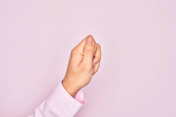 Hand Van Kaukasische Jonge Man Met Vingers Geïsoleerde Roze Achtergrond — Stockfoto