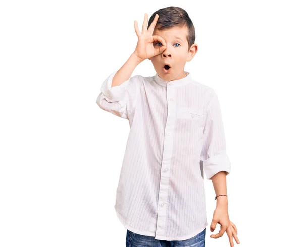 Lindo Niño Rubio Con Camisa Elegante Haciendo Gesto Impactado Con — Foto de Stock