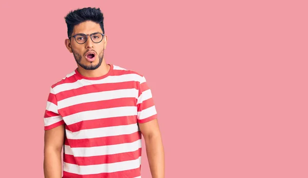 Guapo Joven Latinoamericano Con Ropa Casual Gafas Cara Choque Con — Foto de Stock