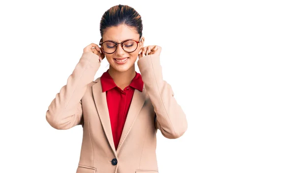 Joven Hermosa Mujer Con Camisa Negocios Gafas Que Cubren Las —  Fotos de Stock