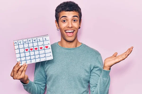 Jonge Afrikaanse Amerikaanse Man Met Hart Kalender Vieren Prestatie Met — Stockfoto