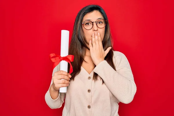 Joven Mujer Hispana Inteligente Usando Gafas Con Título Universitario Sobre —  Fotos de Stock