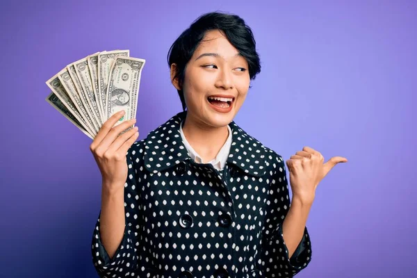 Jovem Bela Menina Asiática Segurando Monte Notas Dólares Sobre Fundo — Fotografia de Stock