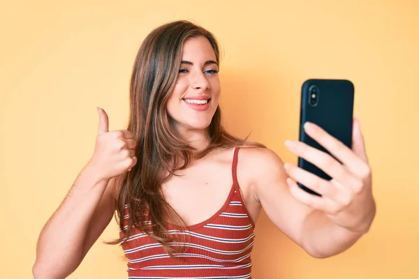 Όμορφη Νεαρή Καυκάσια Γυναίκα Που Παίρνει Μια Φωτογραφία Selfie Smartphone — Φωτογραφία Αρχείου