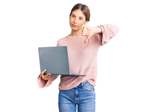 Bella Donna Caucasica Con Capelli Biondi Che Lavorano Con Computer — Foto Stock