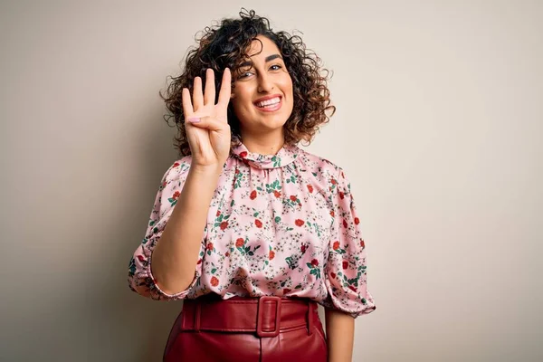 Joven Hermosa Mujer Árabe Rizada Con Camiseta Floral Pie Sobre —  Fotos de Stock