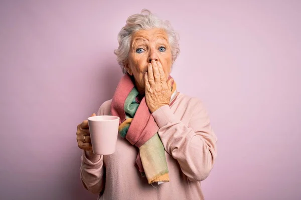 Senior Mooie Grijs Harige Vrouw Drinken Mok Koffie Geïsoleerde Roze — Stockfoto