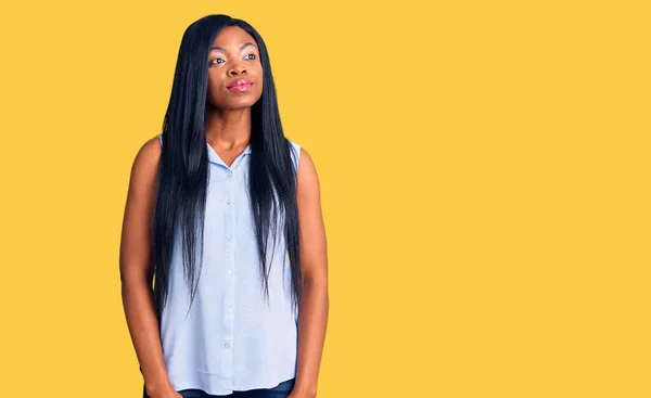 Ung Afrikansk Amerikansk Kvinna Klädd Avslappnade Kläder Leende Tittar Sidan — Stockfoto