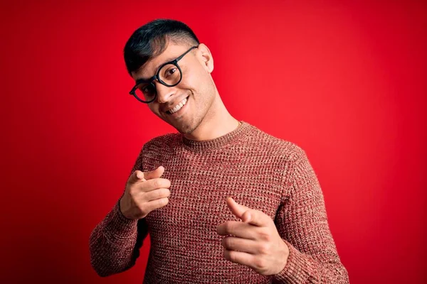 Ung Stilig Latinamerikansk Man Bär Nördglasögon Över Röd Bakgrund Pekar — Stockfoto