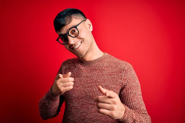 Jonge Knappe Latino Man Draagt Een Nerd Bril Rode Achtergrond — Stockfoto