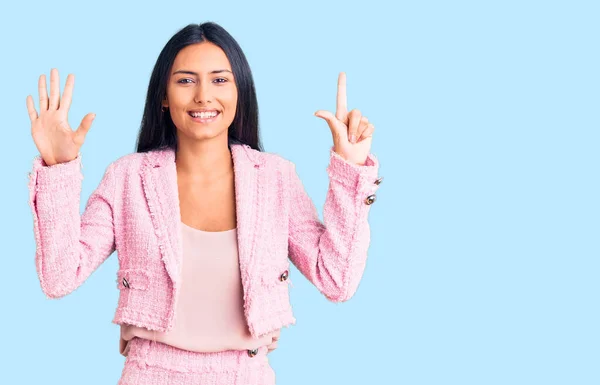 Menina Latina Bonita Nova Vestindo Roupas Negócios Mostrando Apontando Para — Fotografia de Stock