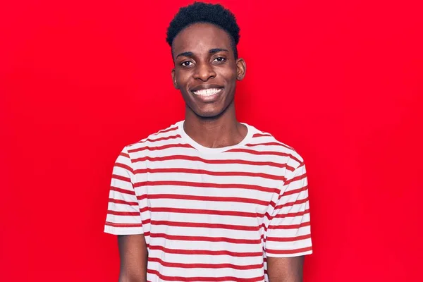 Νεαρός Αφροαμερικάνος Casual Ρούχα Που Δείχνει Θετικός Και Χαρούμενος Όρθιος — Φωτογραφία Αρχείου