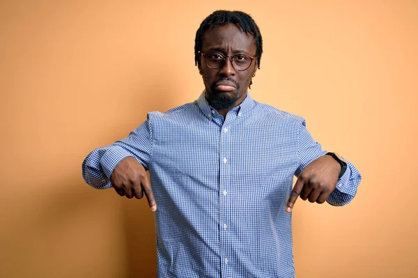 Joven Hombre Afroamericano Guapo Usando Camisa Gafas Sobre Fondo Amarillo — Foto de Stock